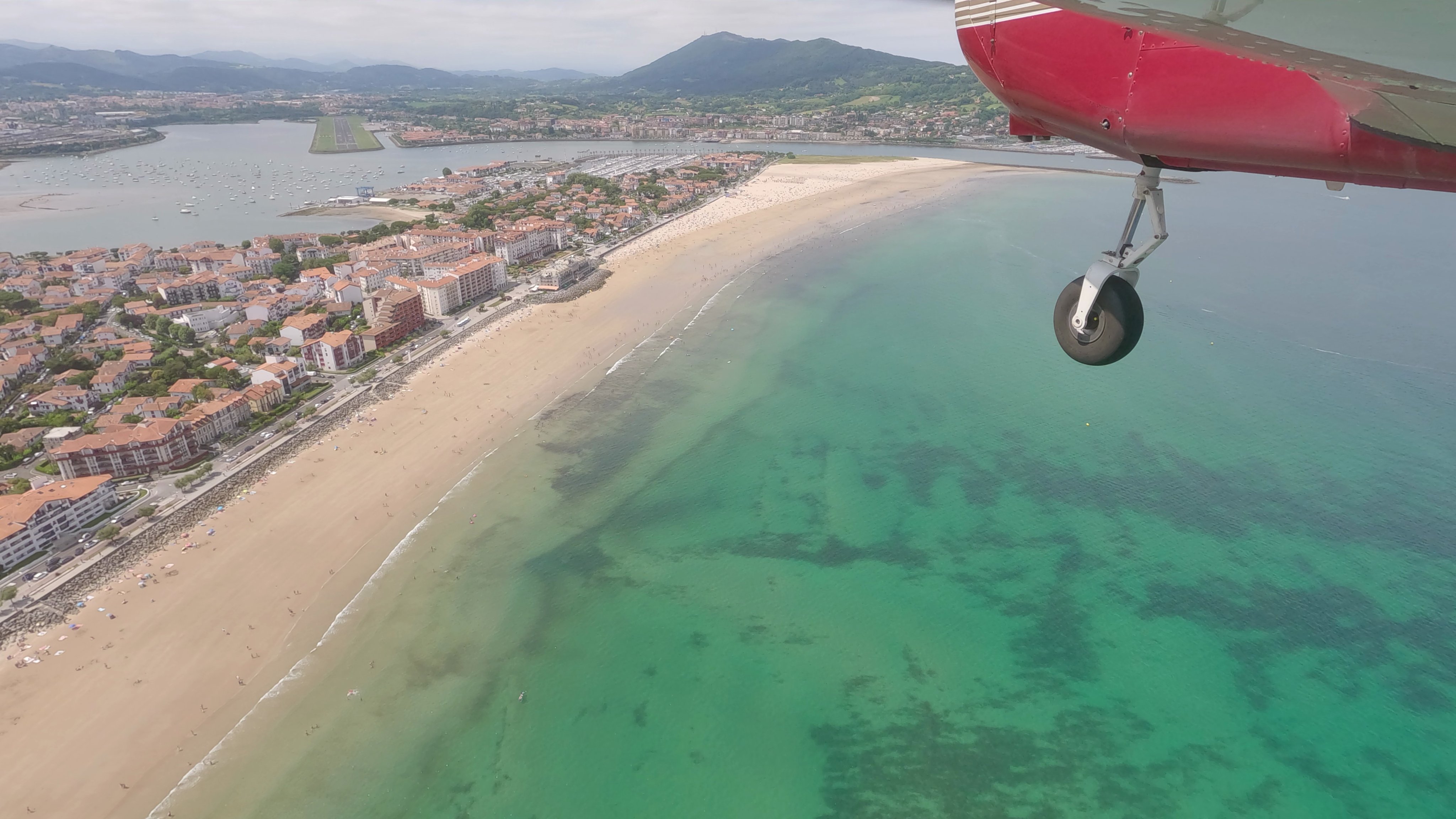 Final Approach into Runway 22 at LESO.